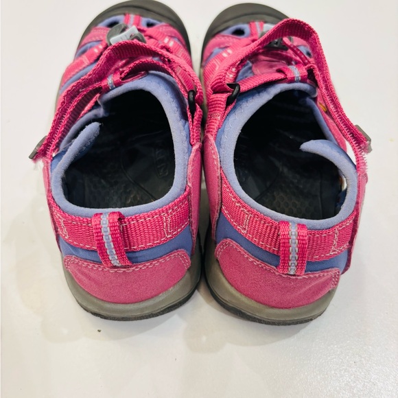 Keen Kids' Fuchsia and Black Outdoor Sandals Mint Condition Size 4 Big Girl - Picture 5 of 11